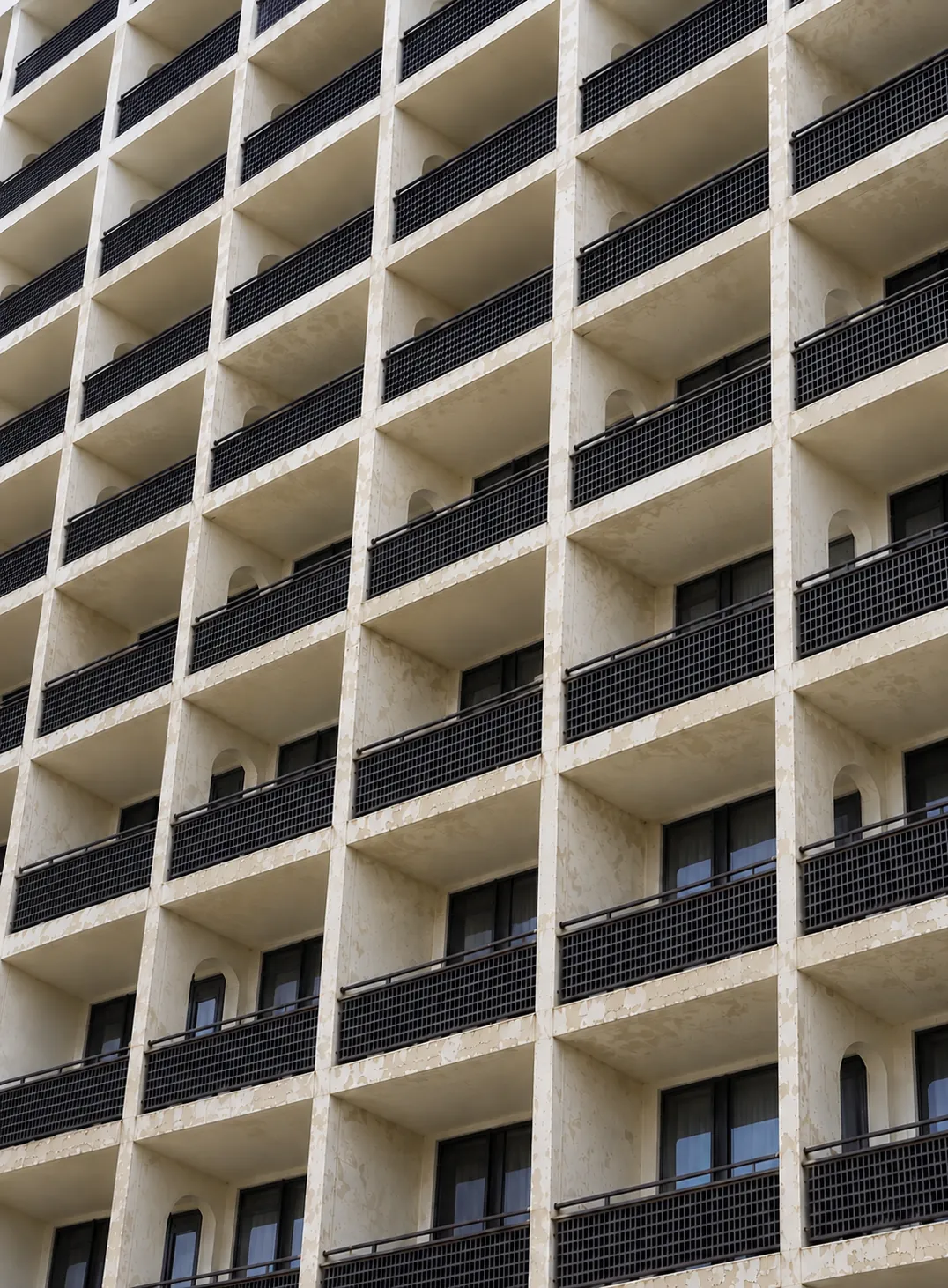 Hilton Harbiye dış cephesinin lekeli ve yıpranmış önceki hali