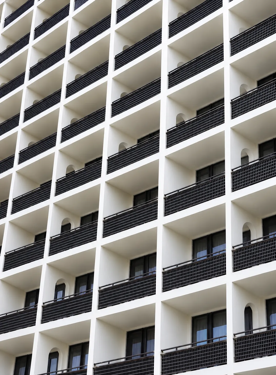 Hilton Harbiye dış cephesinin boya ve rötuş sonrası temiz beyaz hali