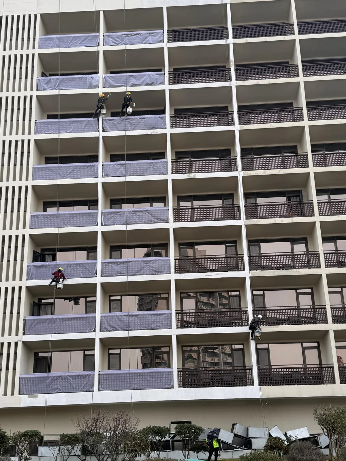 Hilton Harbiye dış cephe boya uygulaması sırasında ustalar