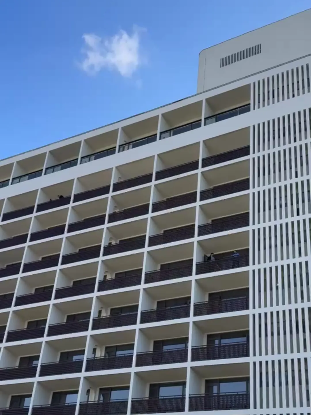 Hilton Hotel Harbiye binasının yenilenen beyaz dış cephesi ve balkonları, alttan geniş açı
